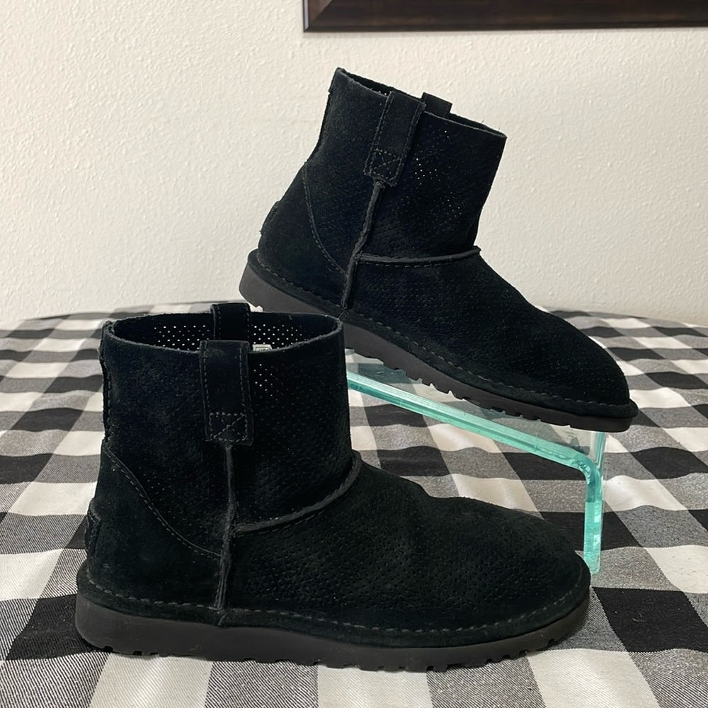 Ugg Classic Unlined Mini Perf Black Suede Leather Boots Womens Size 7 Perforated